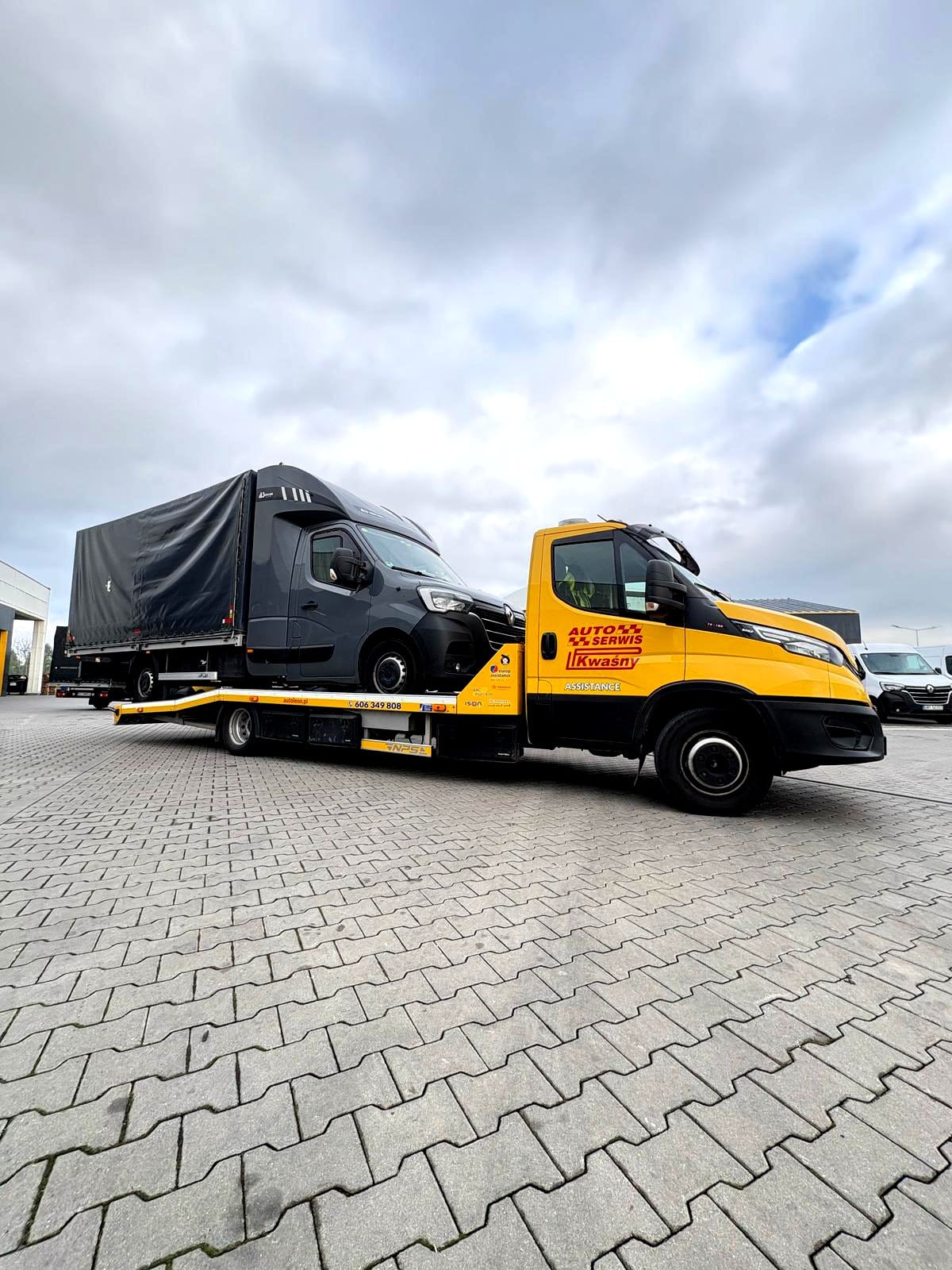 Laweta Auto Leon transportująca samochód dostawczy